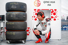 05-Ma-Qinghua checks the tires carefully photo Florent Gooden DPPI