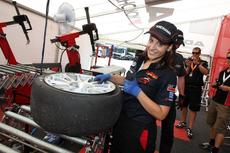 WTCC 2013: Porto Miss YOKOHAMA mounting tyre for Fredy Barth