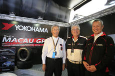 Hikomitsu Noji (left), Senior representative of YOKOHAMA Rubber Company (middle), Osamu Mikami (right)