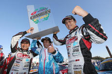 Happy champions: Nobuteru Taniguchi (right), team director Ukyo Katayama (center) and Tatsuya Kataoka