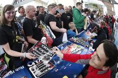 Michelisz signs autographs and provides gifts