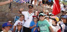preview-Tiago-Monteiro-with-fans-at-Vila-Real