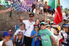 Tiago-Monteiro-with-fans-at-Vila-Real