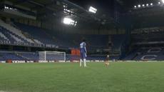 Willian simulating a free kick situation