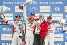 Rob Huff celebrates victory at WTCC France