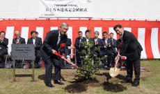 Yokohama Rubber Chairman Tadanobu Nagumo (left) and President Masataka Yamaishi participating in commemorative tree planting