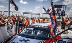 Michelisz celebrates victory in Slovakia  Photo Francois Flamand DPPI