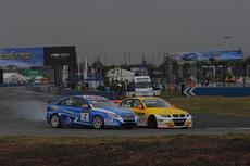 Huff and Turkington battle for position